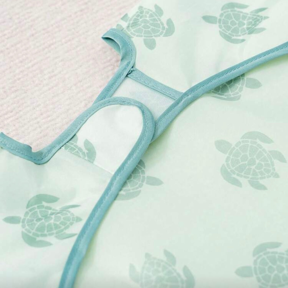 Babero impermeable con mangas